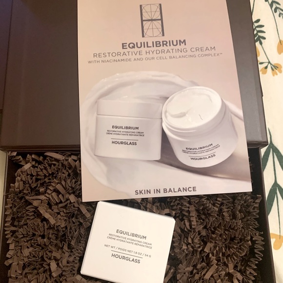 HOURGLASS
Equilibrium Restorative Hydrating Cream - Picture 1 of 2
